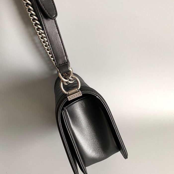 BOY CHANEL HANDBAG(TAX-FREE GRADE) - Image 4