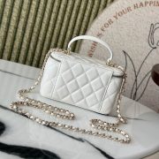 CHANEL Long Vanity with chain - Image 4