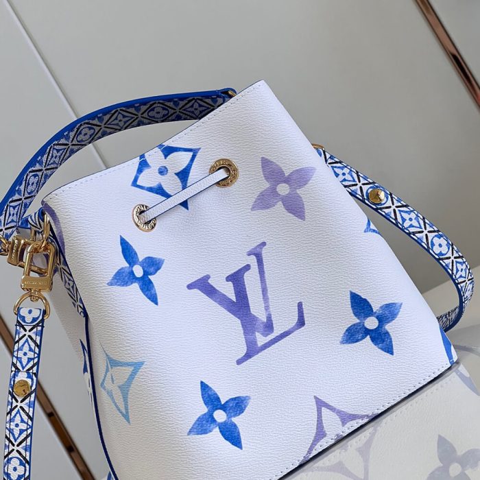 LV By the Pool NEONOE BB - Image 5
