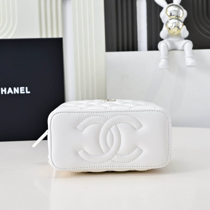 CHANEL Long Vanity with chain - Image 5
