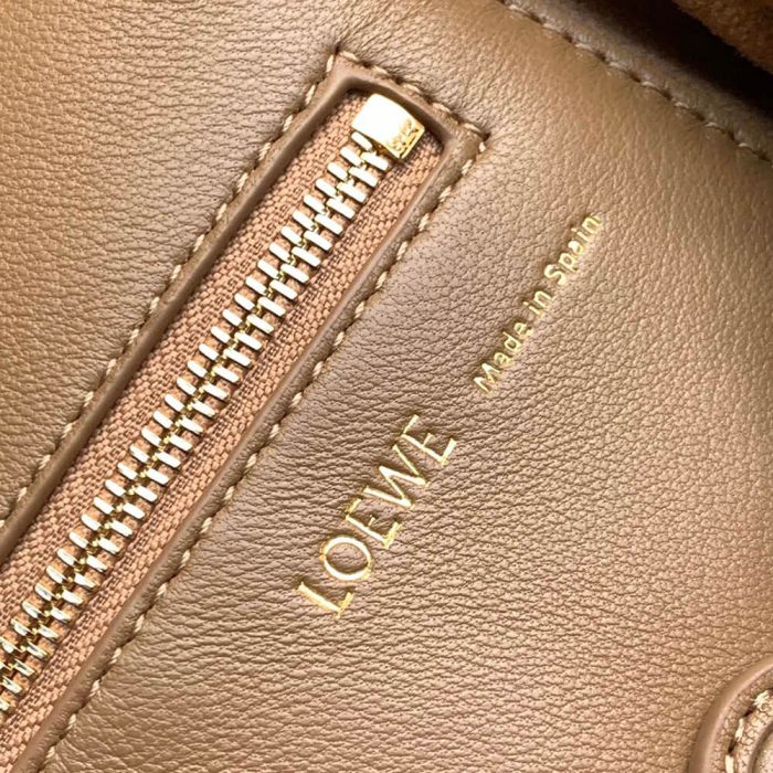Loewe Medium Squeeze bag in nappa lambskin - Image 7