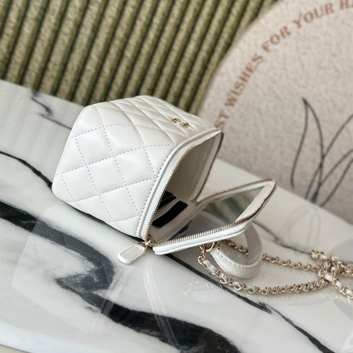 CHANEL Long Vanity with chain - Image 7