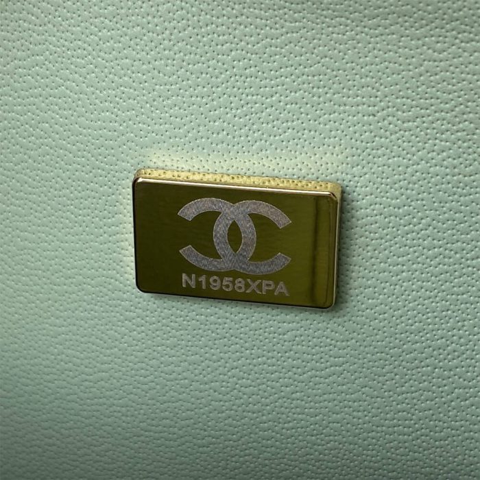 CHANEL Classic Flap Medium Gold hardware - Image 7